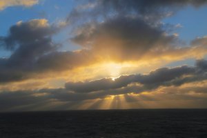 Stralen van een zonsondergang, 2018 door Unbekannt Unbekannt